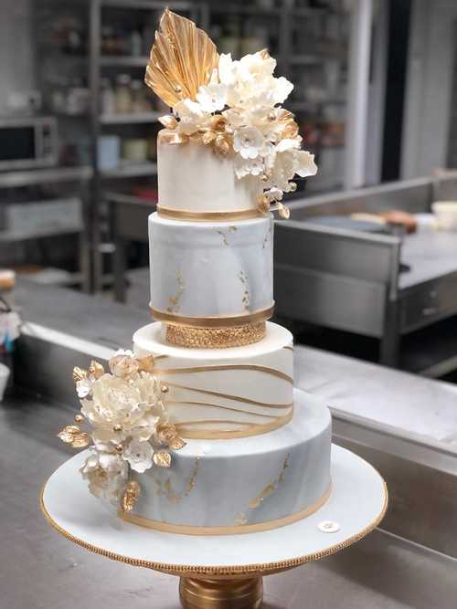 red-gold-luxury-wedding-cake