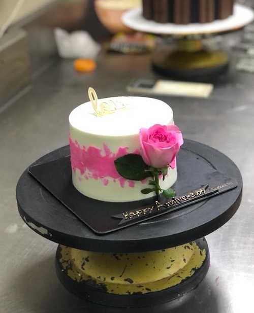 Celebration-Cake-For-Anniversary