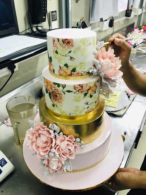 gold-floral-luxury-collection-cake